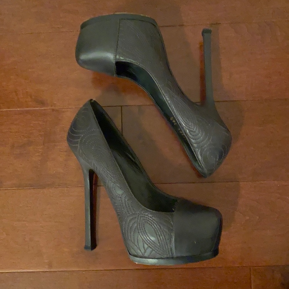Stunning YSL Tribute pumps, limited edition style in grey leather w/ embroidery